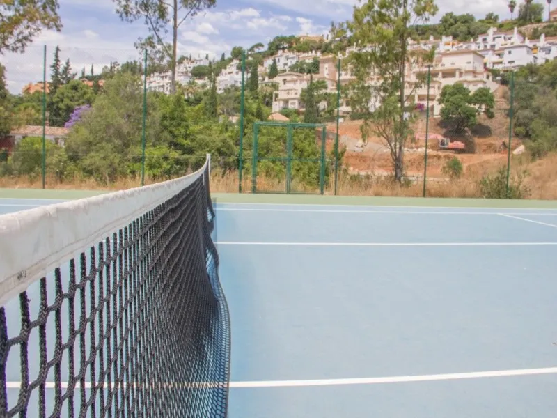 Nestled in the prestigious residential community of Puerto del Almendro in Benahavís, this 1,042 m2 residential plot enjoys a south west orientation and nature views, making it the ideal setting to create a bright villa with sun drenched terraces and spec