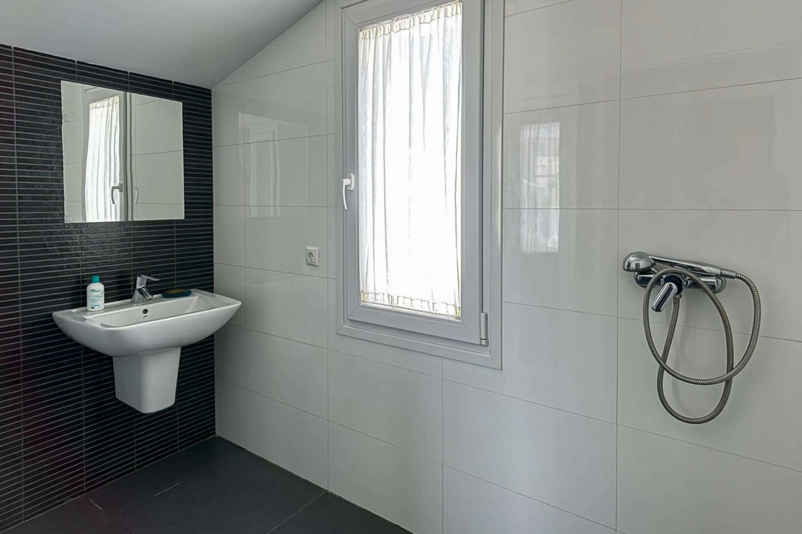This modern villa has been recently renovated and sits in a fantastic location just 500 metres from the beach,  between La Cala de Mijas and Fuengirola. The home has a bright, contemporary feel throughout, with large windows that open onto the garden and 