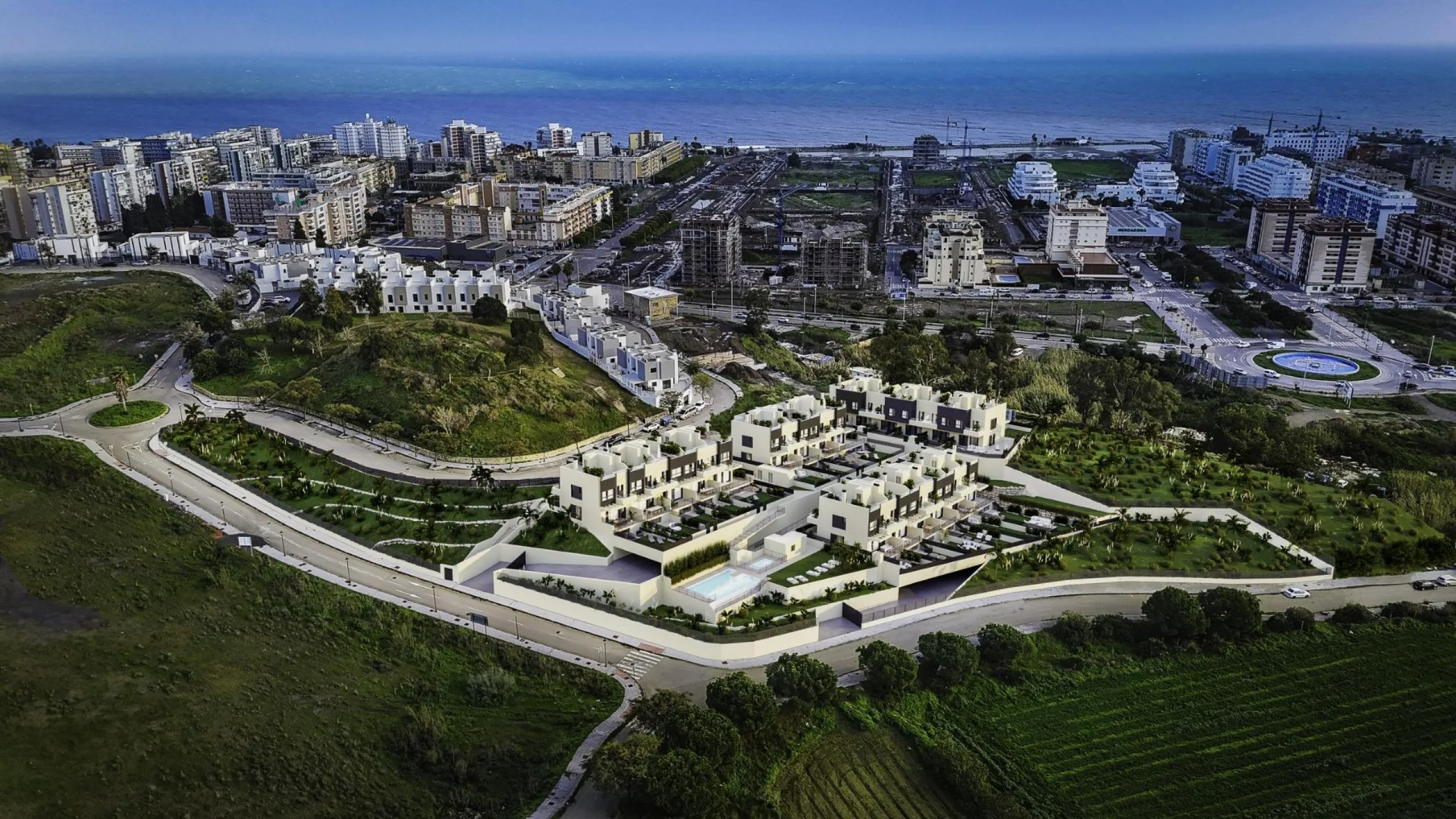 New Build 4 Bedroom Townhouses in Torre del Mar Just 800 m from the Beach& & Modern Family Homes on the Costa del Sol& This exclusive residential development consists of 21 contemporary 4 bedroom townhouses located in Torre del Mar, one of the mo