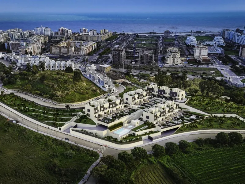 New Build 4 Bedroom Townhouses in Torre del Mar Just 800 m from the Beach& & Modern Family Homes on the Costa del Sol& This exclusive residential development consists of 21 contemporary 4 bedroom townhouses located in Torre del Mar, one of the mo