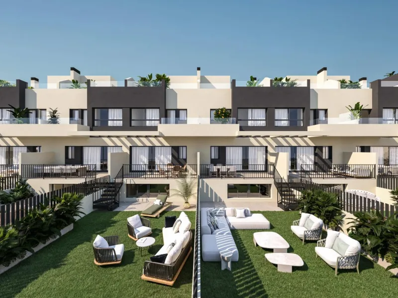 New Build 4 Bedroom Townhouses in Torre del Mar Just 800 m from the Beach& & Modern Family Homes on the Costa del Sol& This exclusive residential development consists of 21 contemporary 4 bedroom townhouses located in Torre del Mar, one of the mo