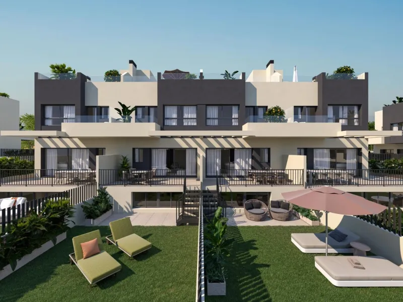 New Build 4 Bedroom Townhouses in Torre del Mar Just 800 m from the Beach& & Modern Family Homes on the Costa del Sol& This exclusive residential development consists of 21 contemporary 4 bedroom townhouses located in Torre del Mar, one of the mo