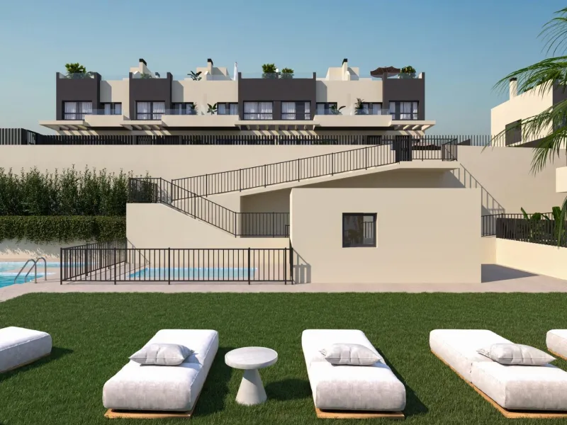 New Build 4 Bedroom Townhouses in Torre del Mar Just 800 m from the Beach& & Modern Family Homes on the Costa del Sol& This exclusive residential development consists of 21 contemporary 4 bedroom townhouses located in Torre del Mar, one of the mo