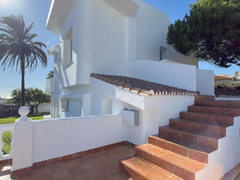 This modern villa has been recently renovated and sits in a fantastic location just 500 metres from the beach,  between La Cala de Mijas and Fuengirola. The home has a bright, contemporary feel throughout, with large windows that open onto the garden and 