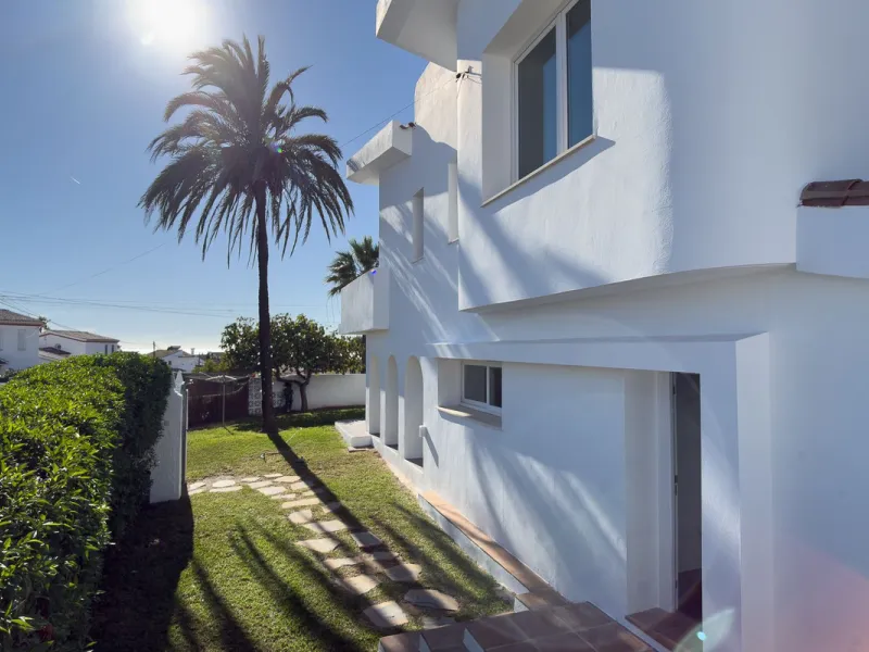 This modern villa has been recently renovated and sits in a fantastic location just 500 metres from the beach,  between La Cala de Mijas and Fuengirola. The home has a bright, contemporary feel throughout, with large windows that open onto the garden and 