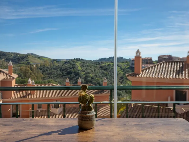 Located in Urb. El Mirador Santa María del Golf, in Marbella East, this apartment stands out primarily for its spectacular open south-east facing views, allowing for exceptional natural light throughout the day and into the late afternoon.