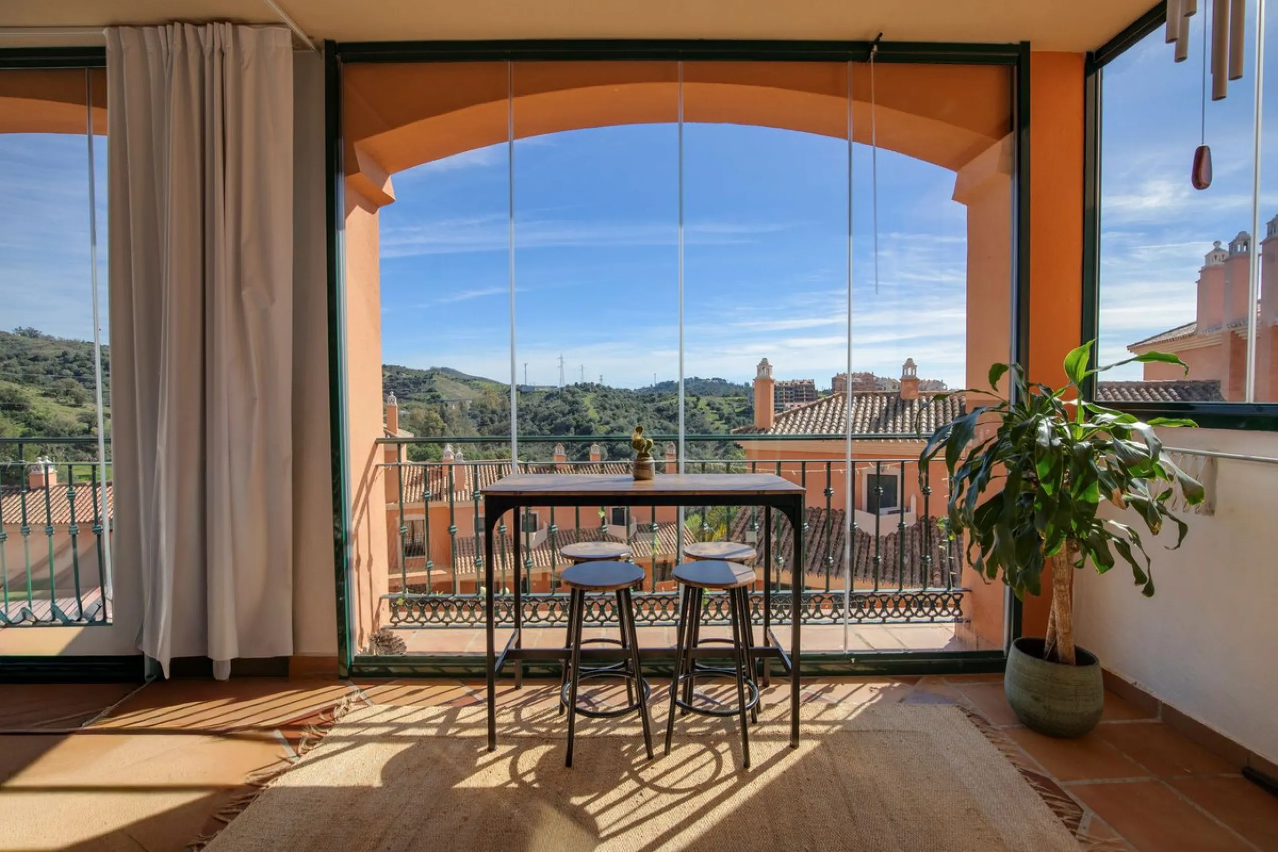 Located in Urb. El Mirador Santa María del Golf, in Marbella East, this apartment stands out primarily for its spectacular open south-east facing views, allowing for exceptional natural light throughout the day and into the late afternoon.