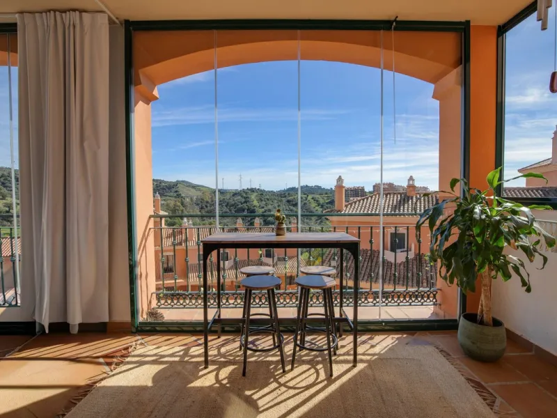 Located in Urb. El Mirador Santa María del Golf, in Marbella East, this apartment stands out primarily for its spectacular open south-east facing views, allowing for exceptional natural light throughout the day and into the late afternoon.