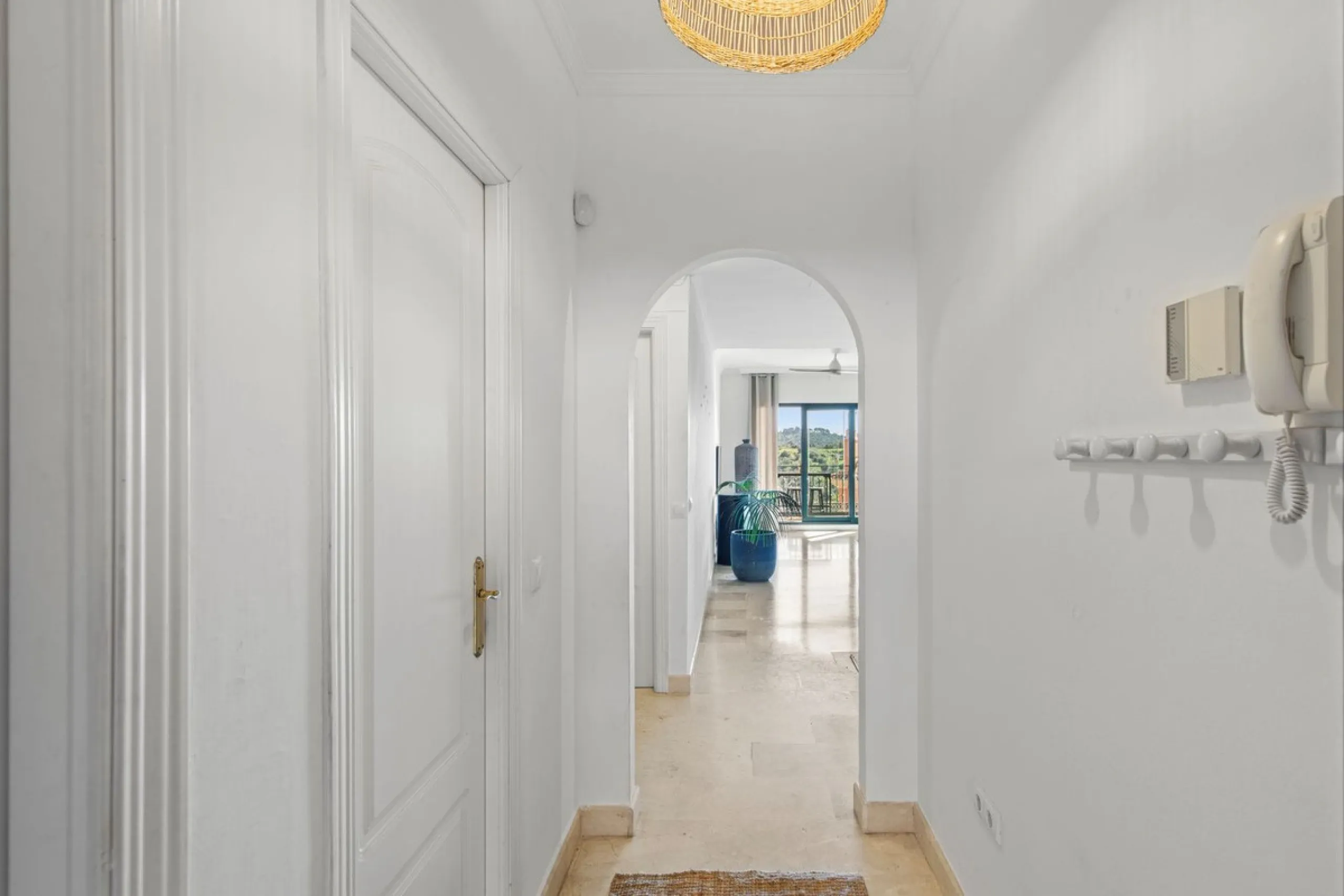 Located in Urb. El Mirador Santa María del Golf, in Marbella East, this apartment stands out primarily for its spectacular open south-east facing views, allowing for exceptional natural light throughout the day and into the late afternoon.