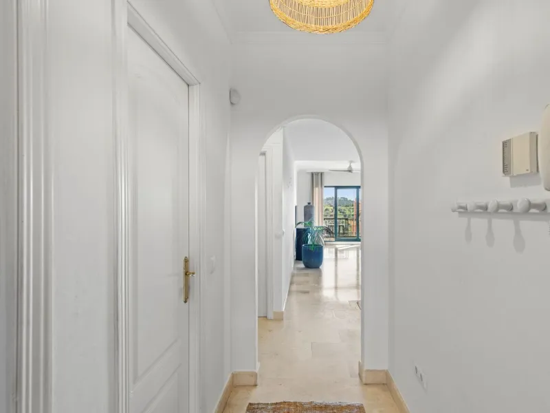 Located in Urb. El Mirador Santa María del Golf, in Marbella East, this apartment stands out primarily for its spectacular open south-east facing views, allowing for exceptional natural light throughout the day and into the late afternoon.