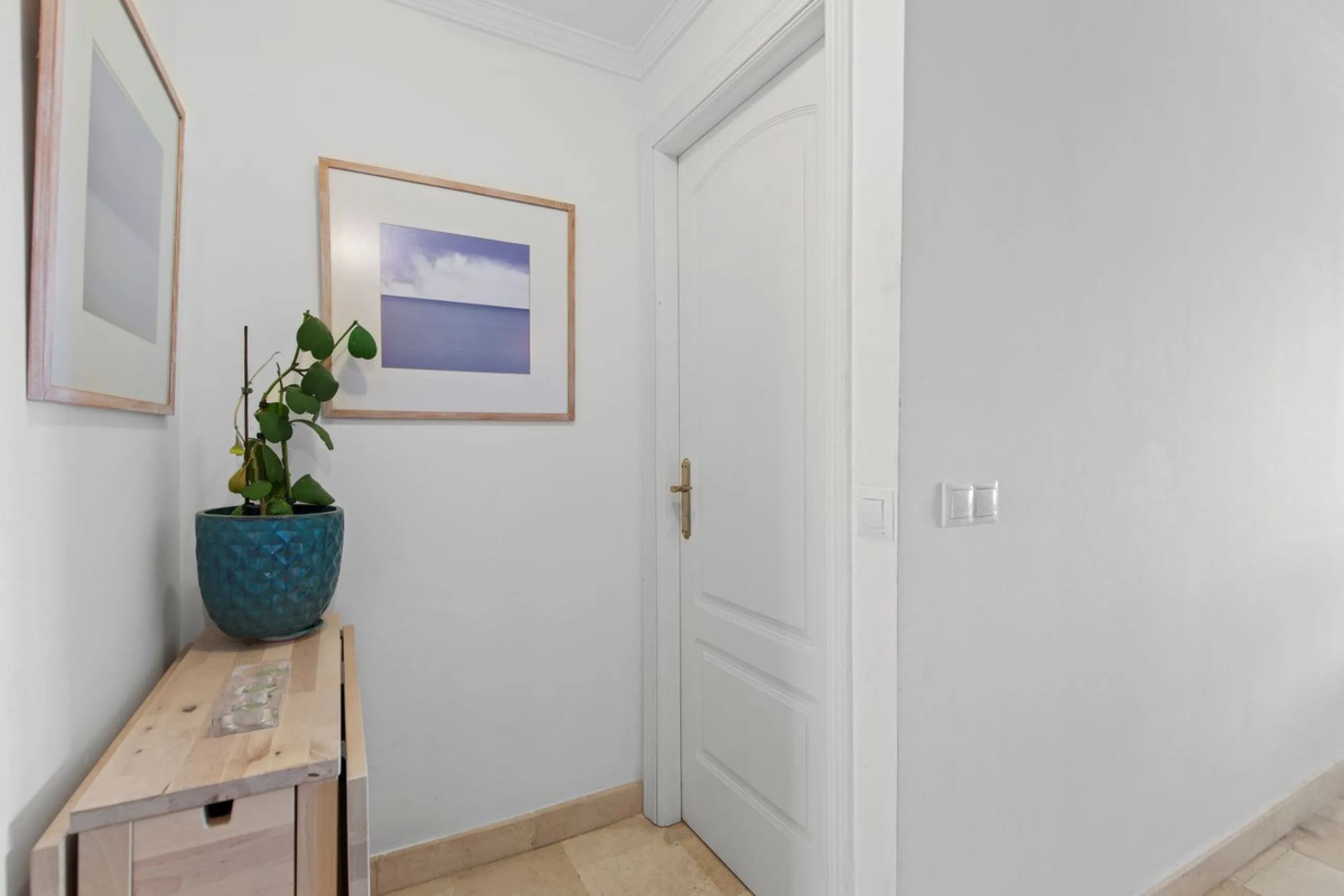 Located in Urb. El Mirador Santa María del Golf, in Marbella East, this apartment stands out primarily for its spectacular open south-east facing views, allowing for exceptional natural light throughout the day and into the late afternoon.