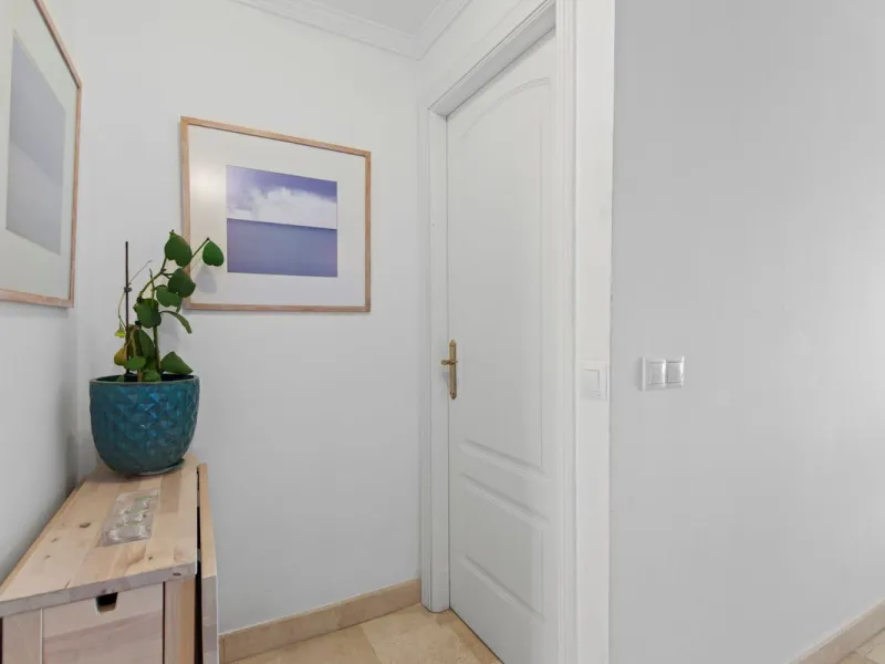 Located in Urb. El Mirador Santa María del Golf, in Marbella East, this apartment stands out primarily for its spectacular open south-east facing views, allowing for exceptional natural light throughout the day and into the late afternoon.
