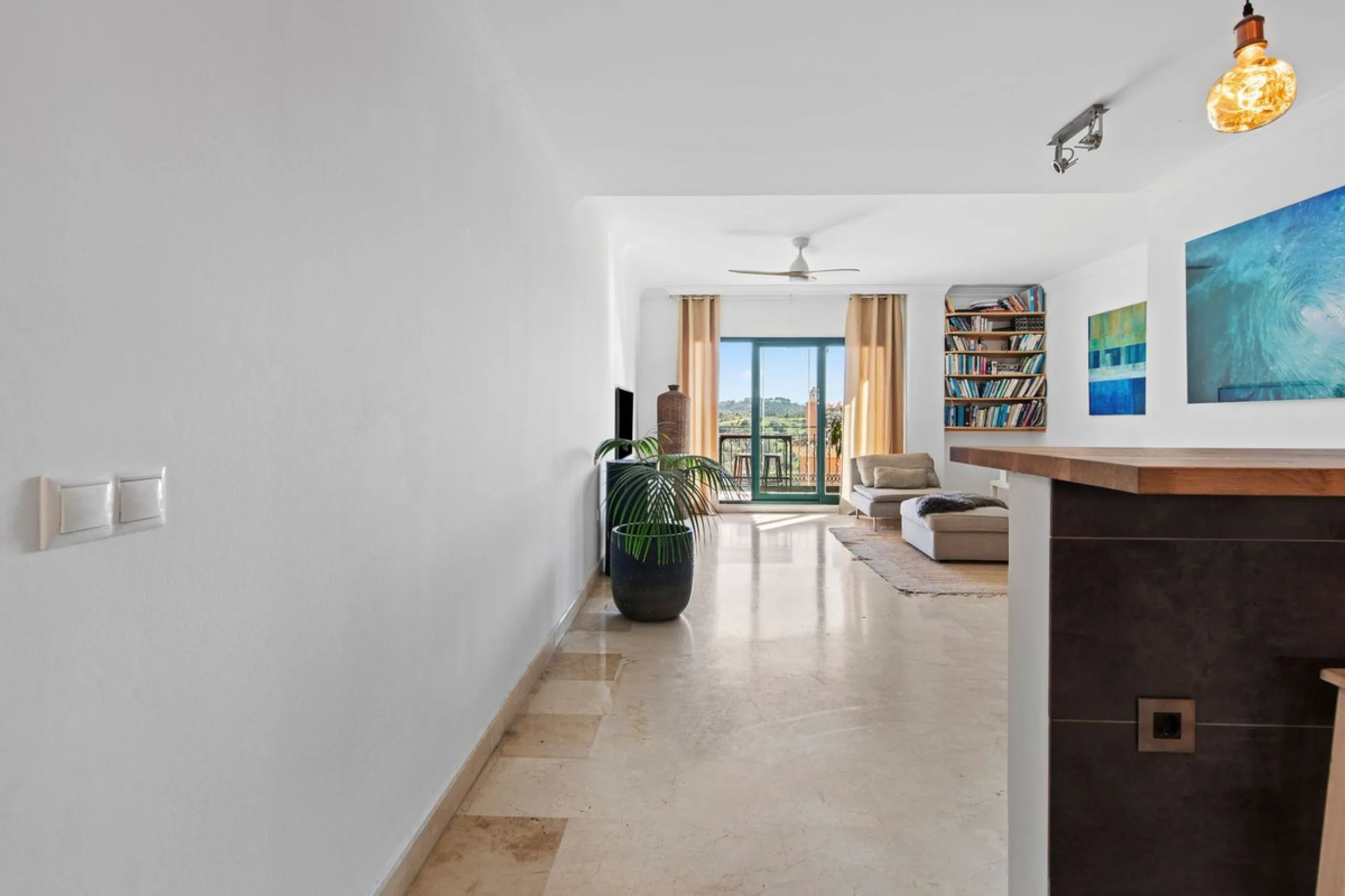 Located in Urb. El Mirador Santa María del Golf, in Marbella East, this apartment stands out primarily for its spectacular open south-east facing views, allowing for exceptional natural light throughout the day and into the late afternoon.