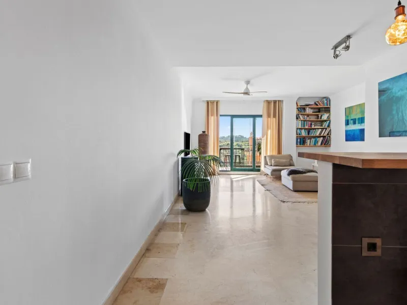 Located in Urb. El Mirador Santa María del Golf, in Marbella East, this apartment stands out primarily for its spectacular open south-east facing views, allowing for exceptional natural light throughout the day and into the late afternoon.