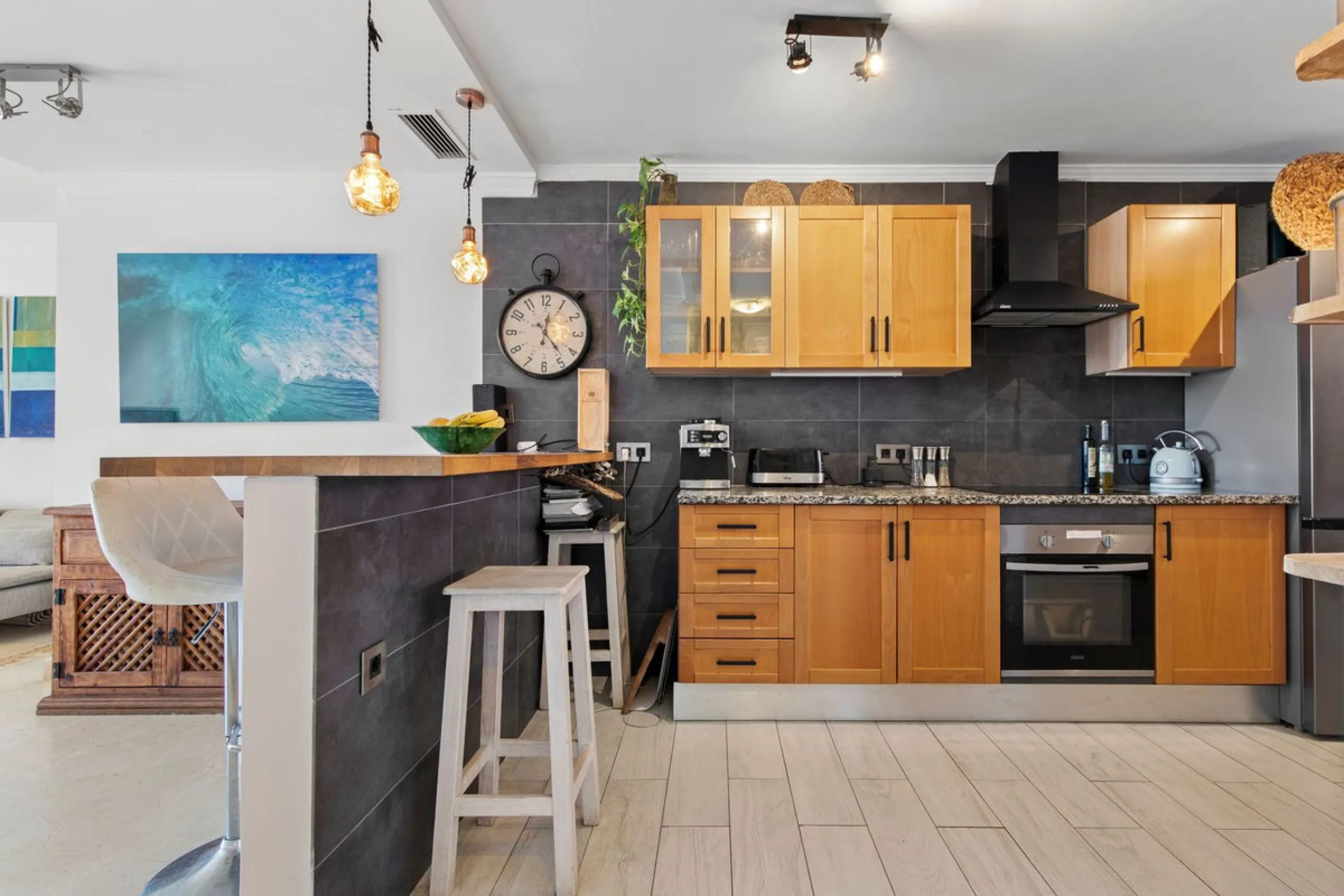 Located in Urb. El Mirador Santa María del Golf, in Marbella East, this apartment stands out primarily for its spectacular open south-east facing views, allowing for exceptional natural light throughout the day and into the late afternoon.