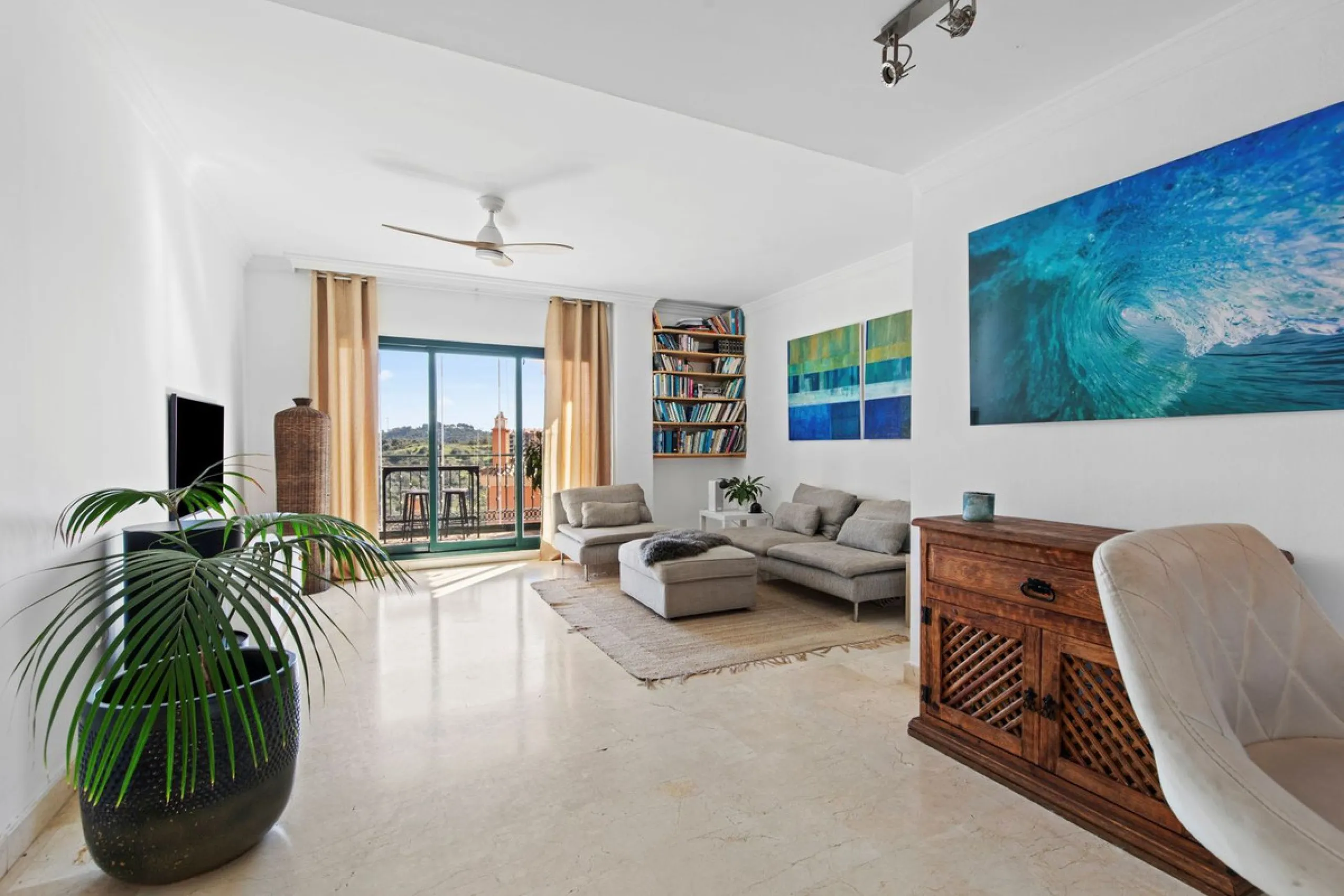 Located in Urb. El Mirador Santa María del Golf, in Marbella East, this apartment stands out primarily for its spectacular open south-east facing views, allowing for exceptional natural light throughout the day and into the late afternoon.