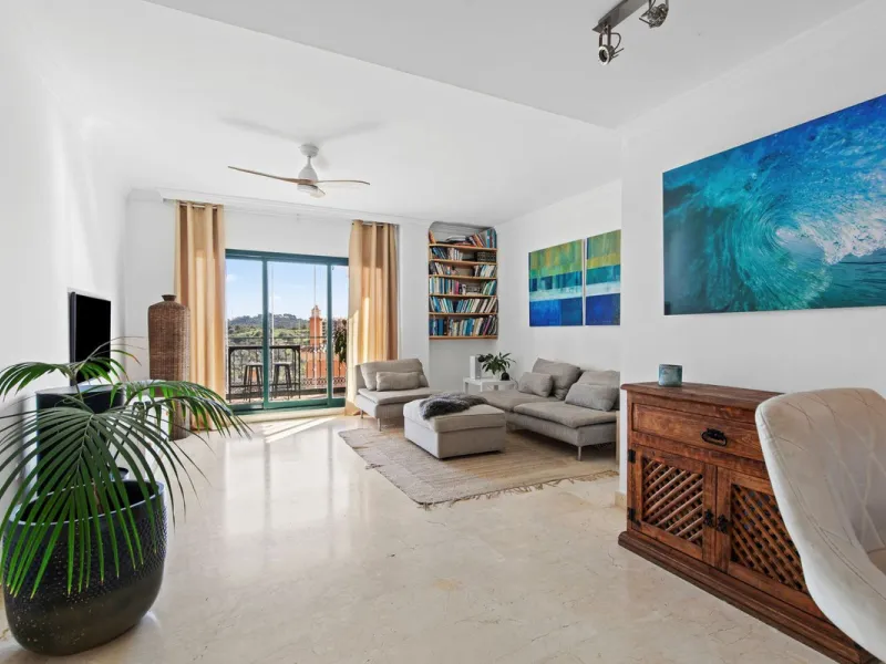 Located in Urb. El Mirador Santa María del Golf, in Marbella East, this apartment stands out primarily for its spectacular open south-east facing views, allowing for exceptional natural light throughout the day and into the late afternoon.