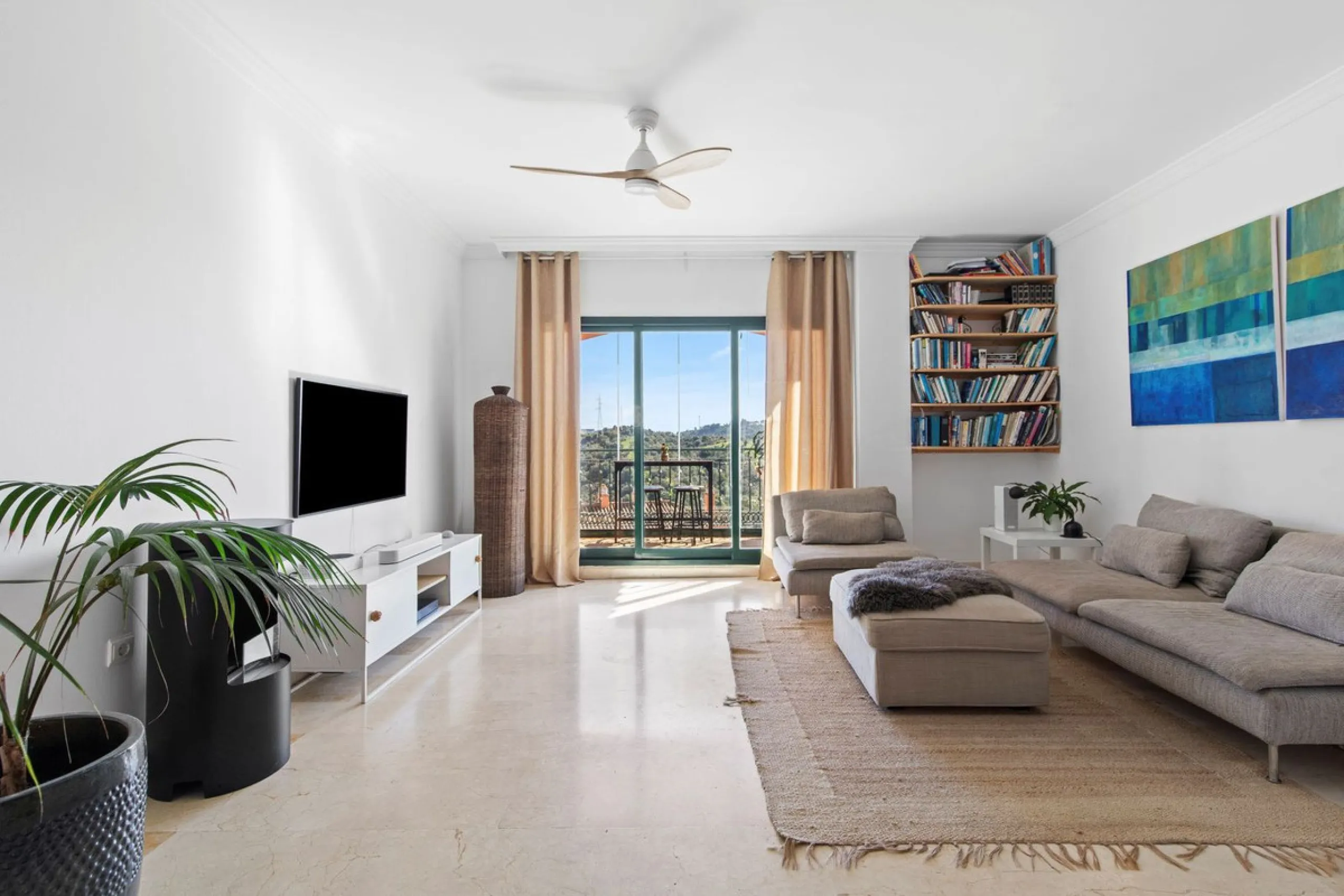 Located in Urb. El Mirador Santa María del Golf, in Marbella East, this apartment stands out primarily for its spectacular open south-east facing views, allowing for exceptional natural light throughout the day and into the late afternoon.