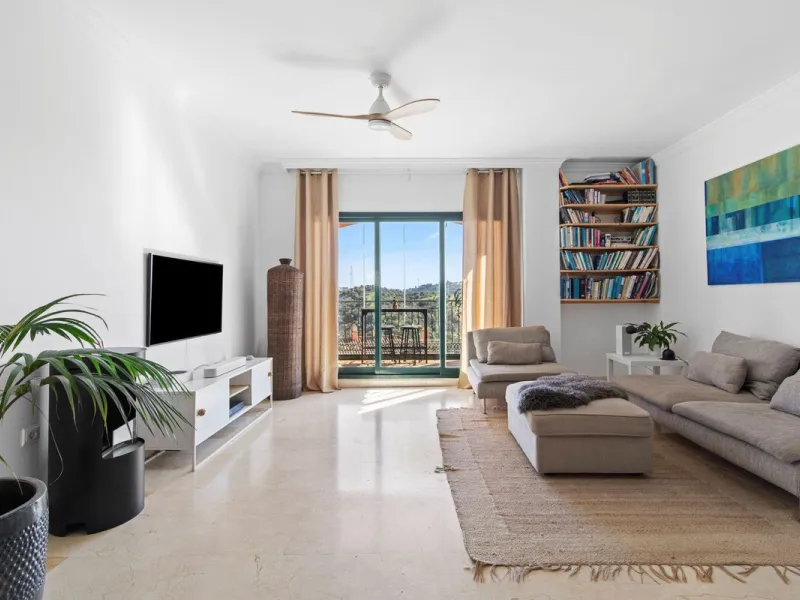 Located in Urb. El Mirador Santa María del Golf, in Marbella East, this apartment stands out primarily for its spectacular open south-east facing views, allowing for exceptional natural light throughout the day and into the late afternoon.