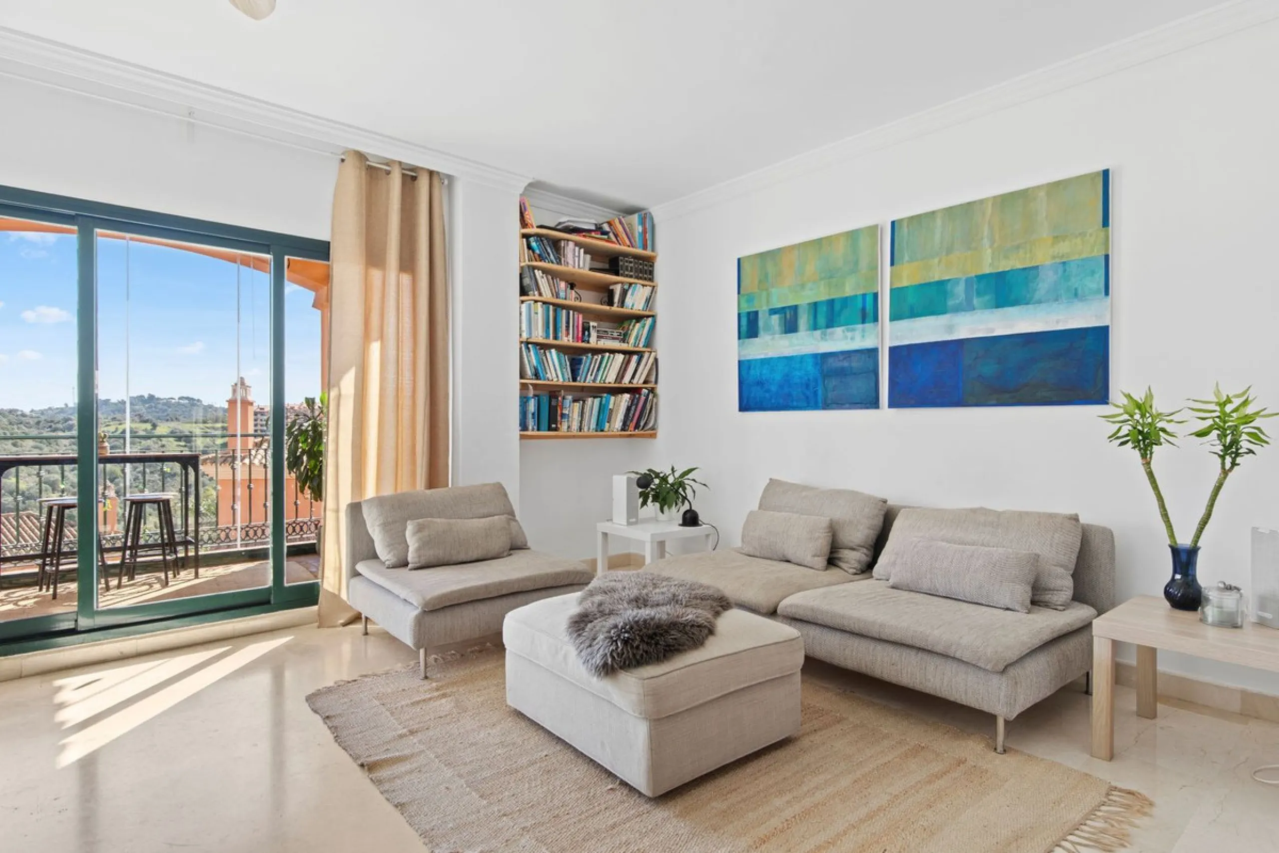 Located in Urb. El Mirador Santa María del Golf, in Marbella East, this apartment stands out primarily for its spectacular open south-east facing views, allowing for exceptional natural light throughout the day and into the late afternoon.