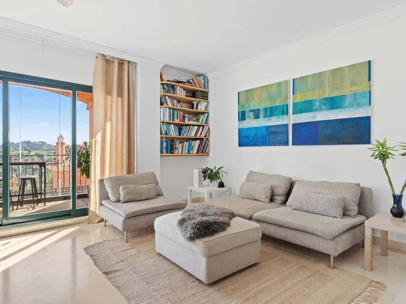 Located in Urb. El Mirador Santa María del Golf, in Marbella East, this apartment stands out primarily for its spectacular open south-east facing views, allowing for exceptional natural light throughout the day and into the late afternoon.