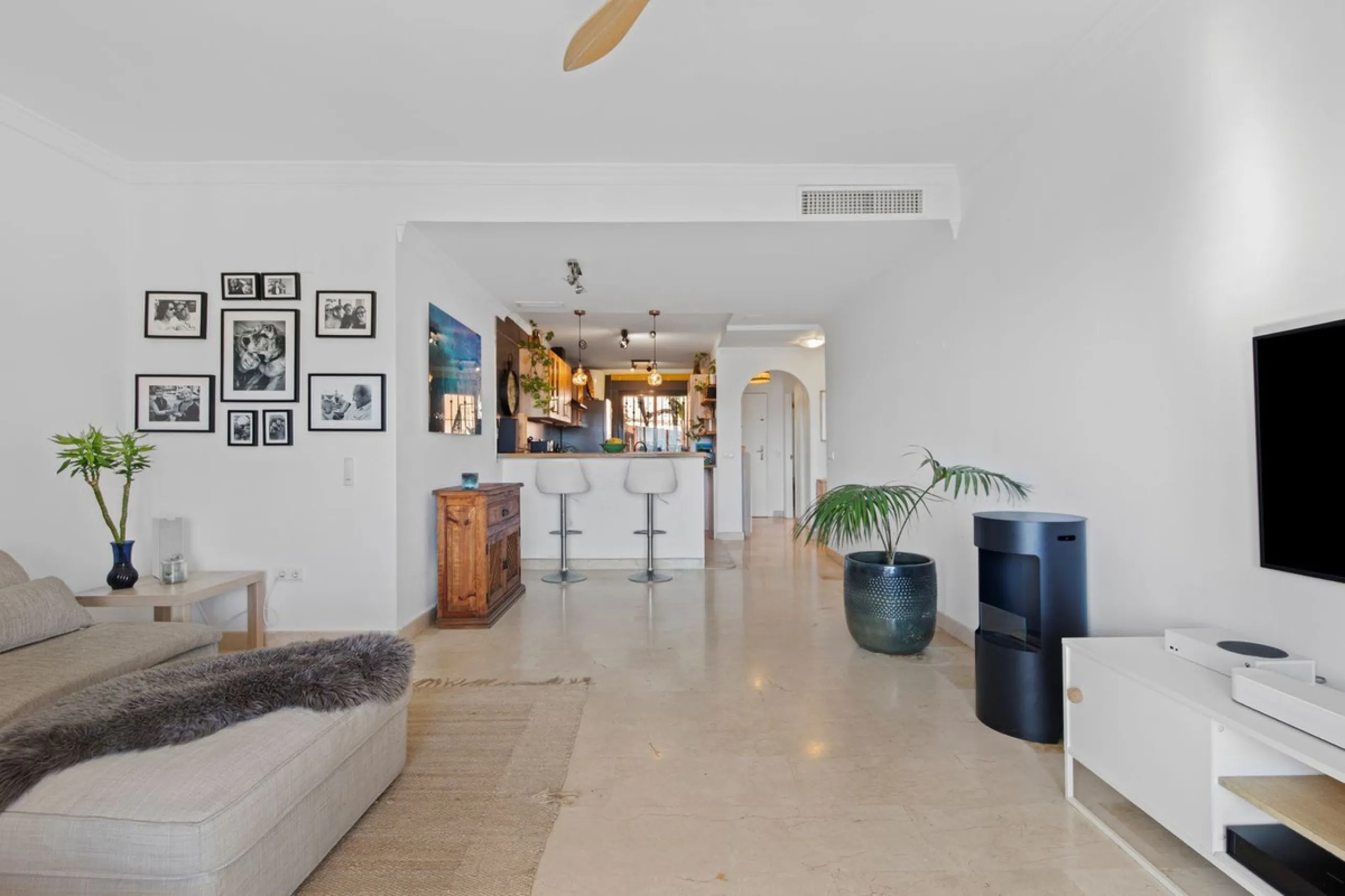 Located in Urb. El Mirador Santa María del Golf, in Marbella East, this apartment stands out primarily for its spectacular open south-east facing views, allowing for exceptional natural light throughout the day and into the late afternoon.