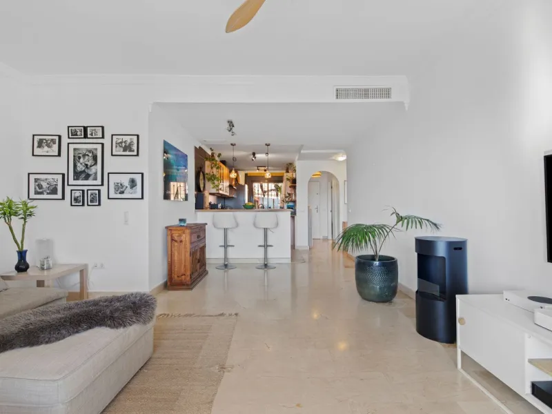 Located in Urb. El Mirador Santa María del Golf, in Marbella East, this apartment stands out primarily for its spectacular open south-east facing views, allowing for exceptional natural light throughout the day and into the late afternoon.