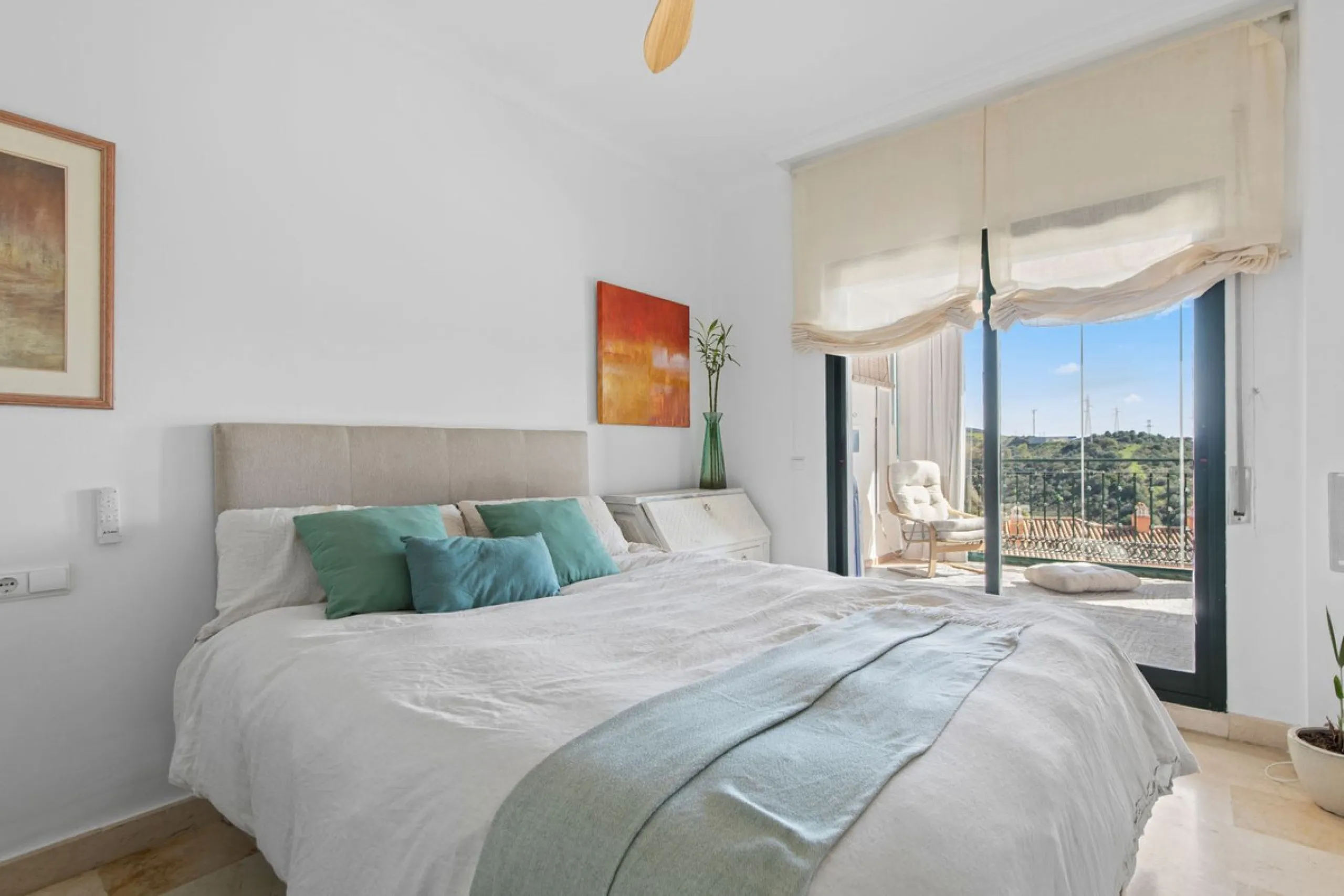 Located in Urb. El Mirador Santa María del Golf, in Marbella East, this apartment stands out primarily for its spectacular open south-east facing views, allowing for exceptional natural light throughout the day and into the late afternoon.