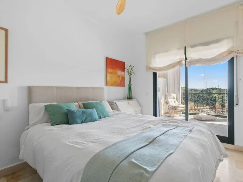 Located in Urb. El Mirador Santa María del Golf, in Marbella East, this apartment stands out primarily for its spectacular open south-east facing views, allowing for exceptional natural light throughout the day and into the late afternoon.