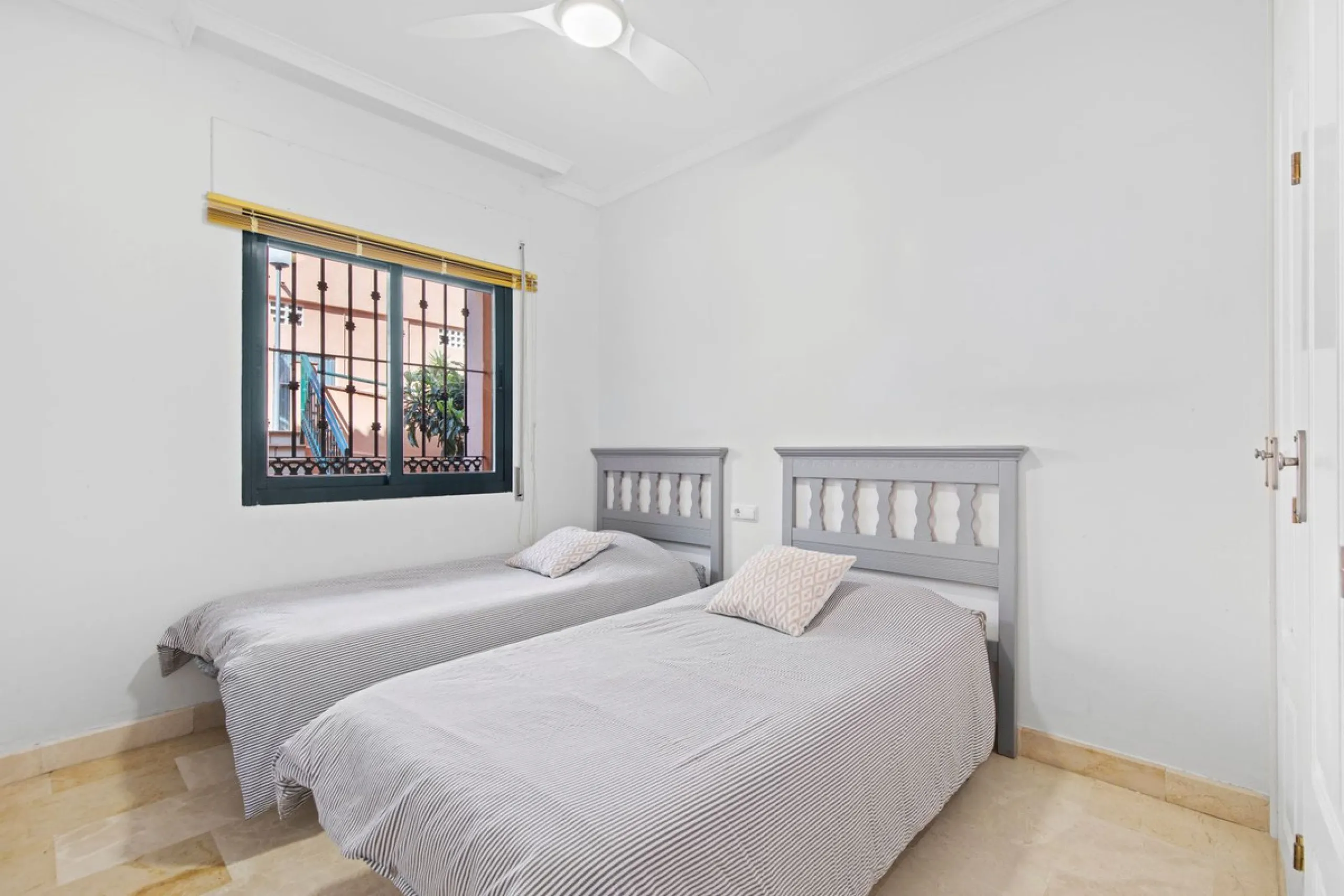 Located in Urb. El Mirador Santa María del Golf, in Marbella East, this apartment stands out primarily for its spectacular open south-east facing views, allowing for exceptional natural light throughout the day and into the late afternoon.