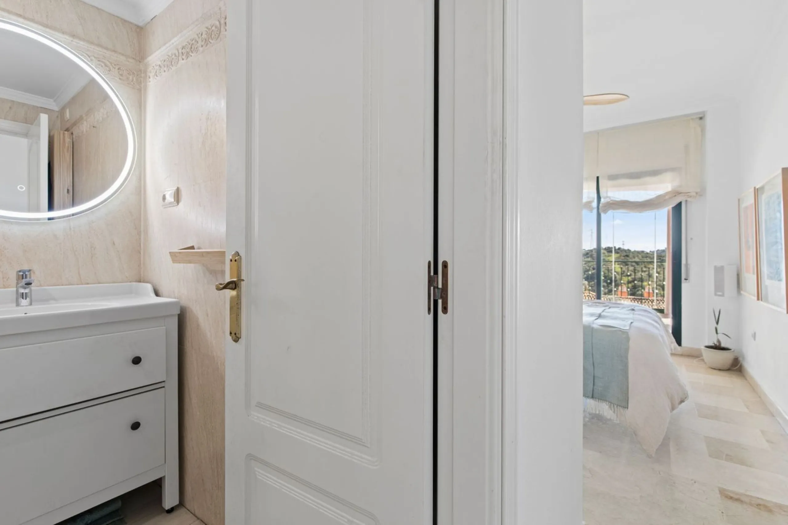 Located in Urb. El Mirador Santa María del Golf, in Marbella East, this apartment stands out primarily for its spectacular open south-east facing views, allowing for exceptional natural light throughout the day and into the late afternoon.