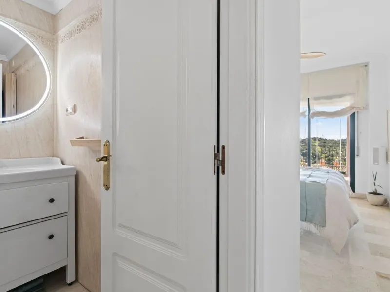 Located in Urb. El Mirador Santa María del Golf, in Marbella East, this apartment stands out primarily for its spectacular open south-east facing views, allowing for exceptional natural light throughout the day and into the late afternoon.