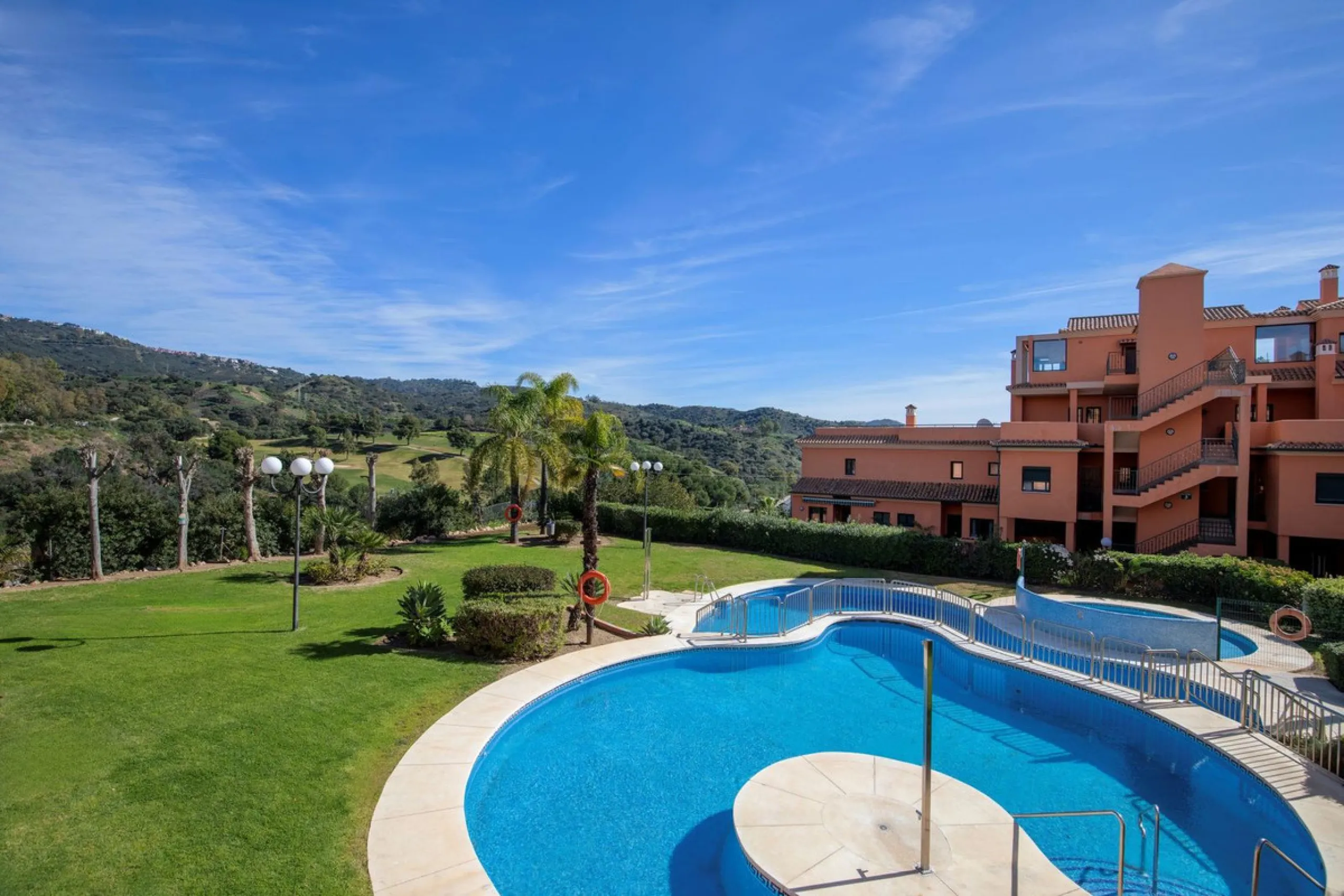 Located in Urb. El Mirador Santa María del Golf, in Marbella East, this apartment stands out primarily for its spectacular open south-east facing views, allowing for exceptional natural light throughout the day and into the late afternoon.