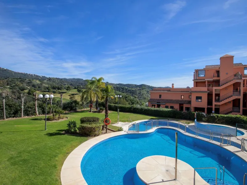 Located in Urb. El Mirador Santa María del Golf, in Marbella East, this apartment stands out primarily for its spectacular open south-east facing views, allowing for exceptional natural light throughout the day and into the late afternoon.