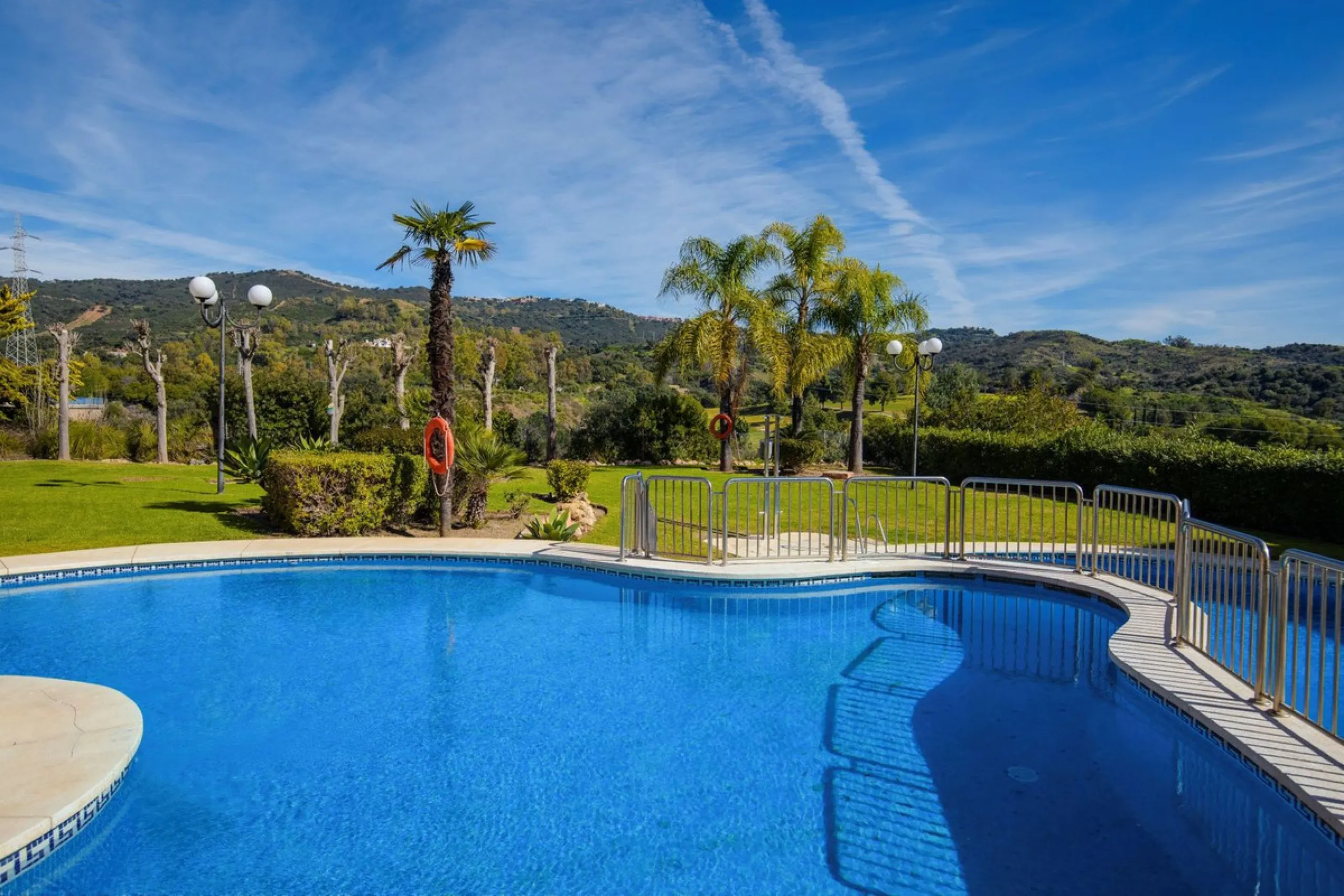 Located in Urb. El Mirador Santa María del Golf, in Marbella East, this apartment stands out primarily for its spectacular open south-east facing views, allowing for exceptional natural light throughout the day and into the late afternoon.
