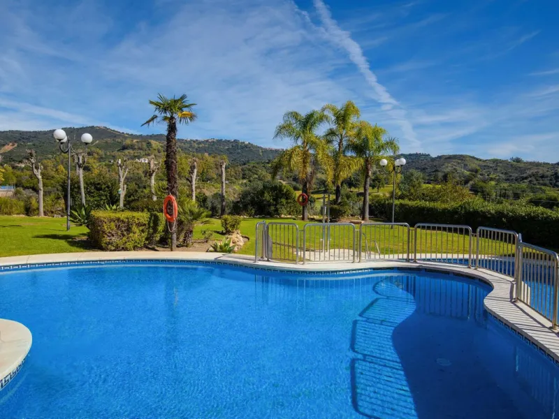 Located in Urb. El Mirador Santa María del Golf, in Marbella East, this apartment stands out primarily for its spectacular open south-east facing views, allowing for exceptional natural light throughout the day and into the late afternoon.