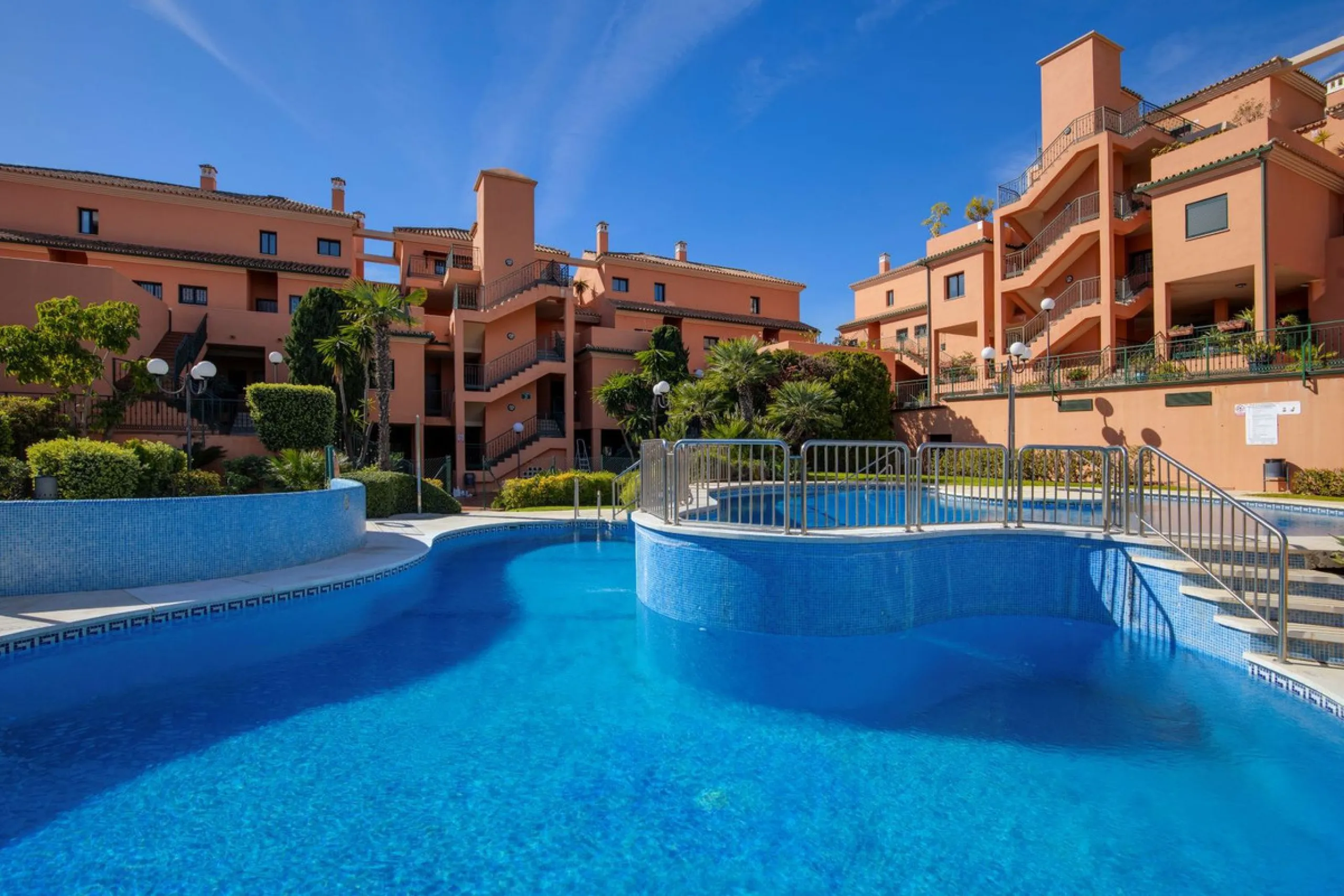 Located in Urb. El Mirador Santa María del Golf, in Marbella East, this apartment stands out primarily for its spectacular open south-east facing views, allowing for exceptional natural light throughout the day and into the late afternoon.