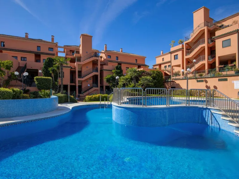 Located in Urb. El Mirador Santa María del Golf, in Marbella East, this apartment stands out primarily for its spectacular open south-east facing views, allowing for exceptional natural light throughout the day and into the late afternoon.