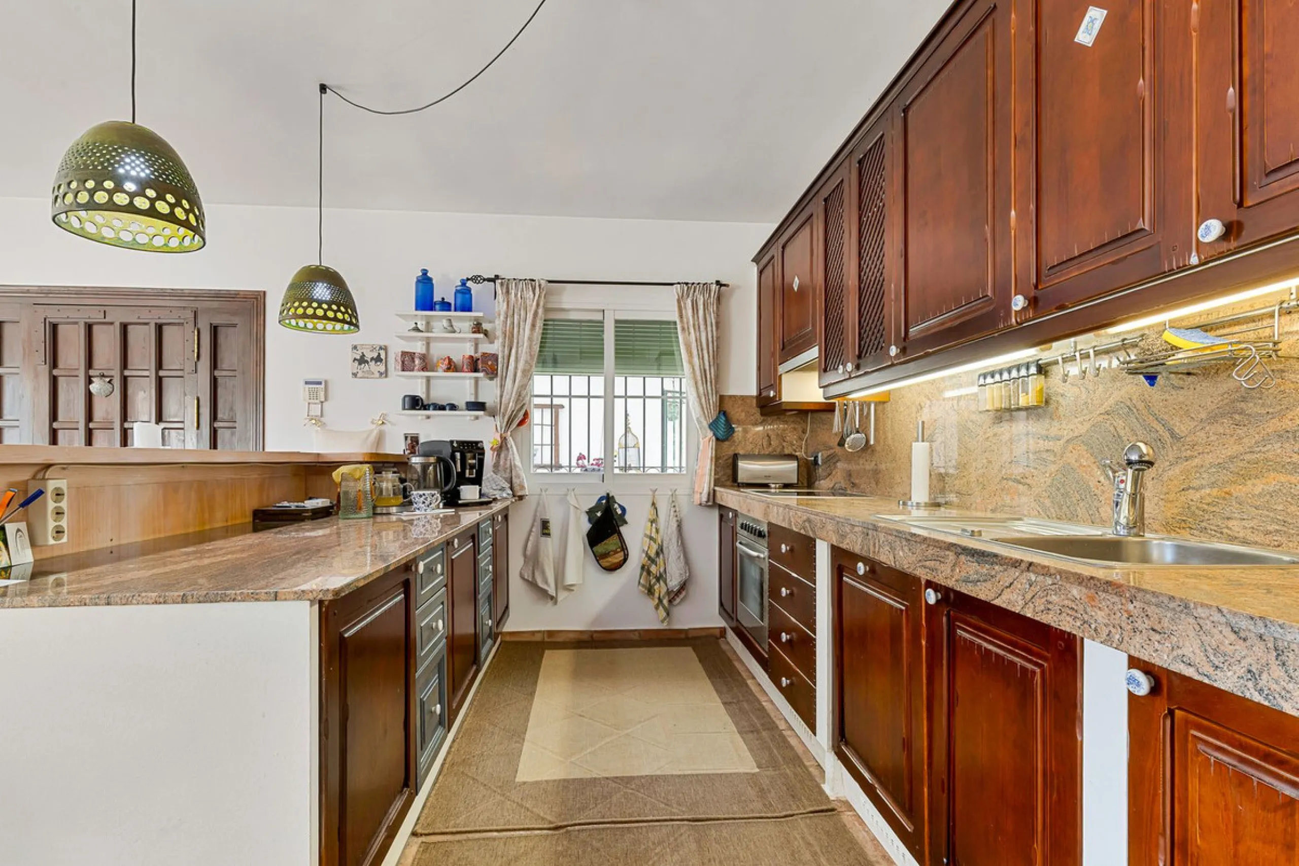 House - Detached Villa в продаже в Benahavís, Málaga. В доме 2 спален и 2 ванных комнат. Площадь дома 164 м². Площадь участка 1363 м²