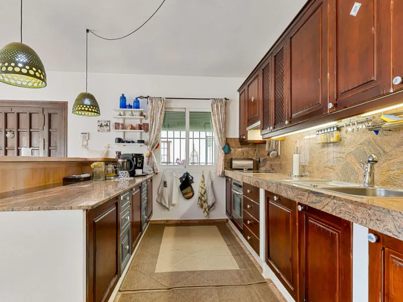 House - Detached Villa в продаже в Benahavís, Málaga. В доме 2 спален и 2 ванных комнат. Площадь дома 164 м². Площадь участка 1363 м²
