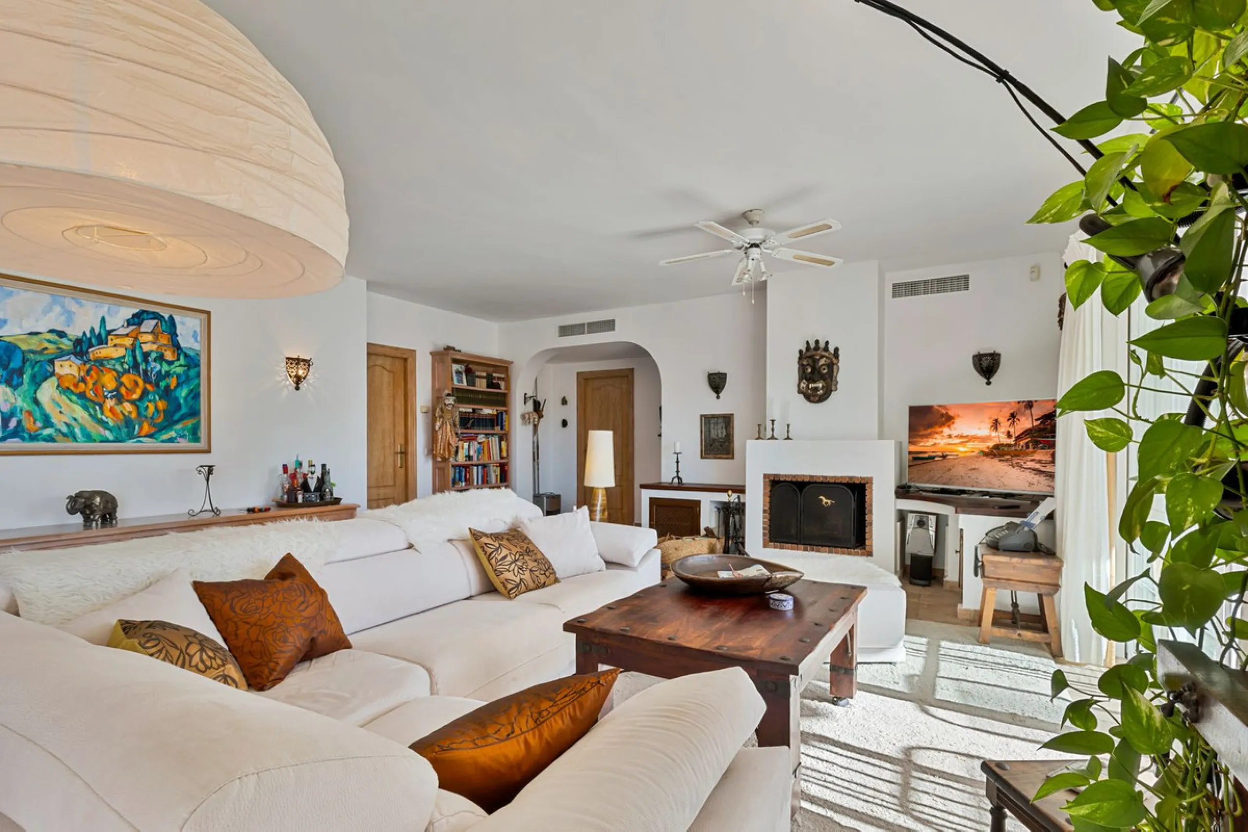 House - Detached Villa в продаже в Benahavís, Málaga. В доме 2 спален и 2 ванных комнат. Площадь дома 164 м². Площадь участка 1363 м²