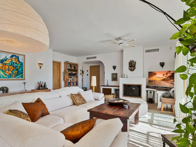 House - Detached Villa в продаже в Benahavís, Málaga. В доме 2 спален и 2 ванных комнат. Площадь дома 164 м². Площадь участка 1363 м²