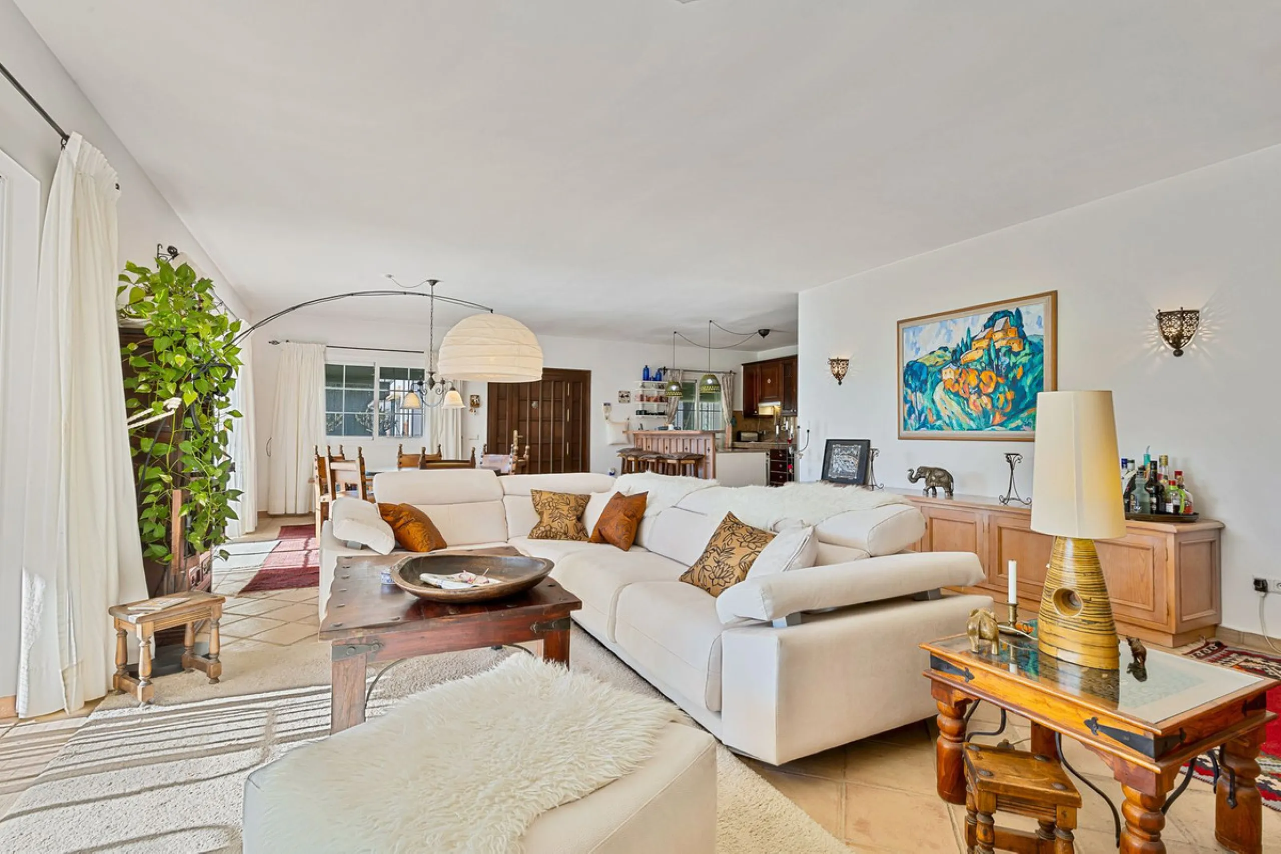 House - Detached Villa в продаже в Benahavís, Málaga. В доме 2 спален и 2 ванных комнат. Площадь дома 164 м². Площадь участка 1363 м²