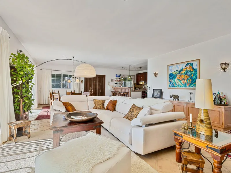 House - Detached Villa в продаже в Benahavís, Málaga. В доме 2 спален и 2 ванных комнат. Площадь дома 164 м². Площадь участка 1363 м²