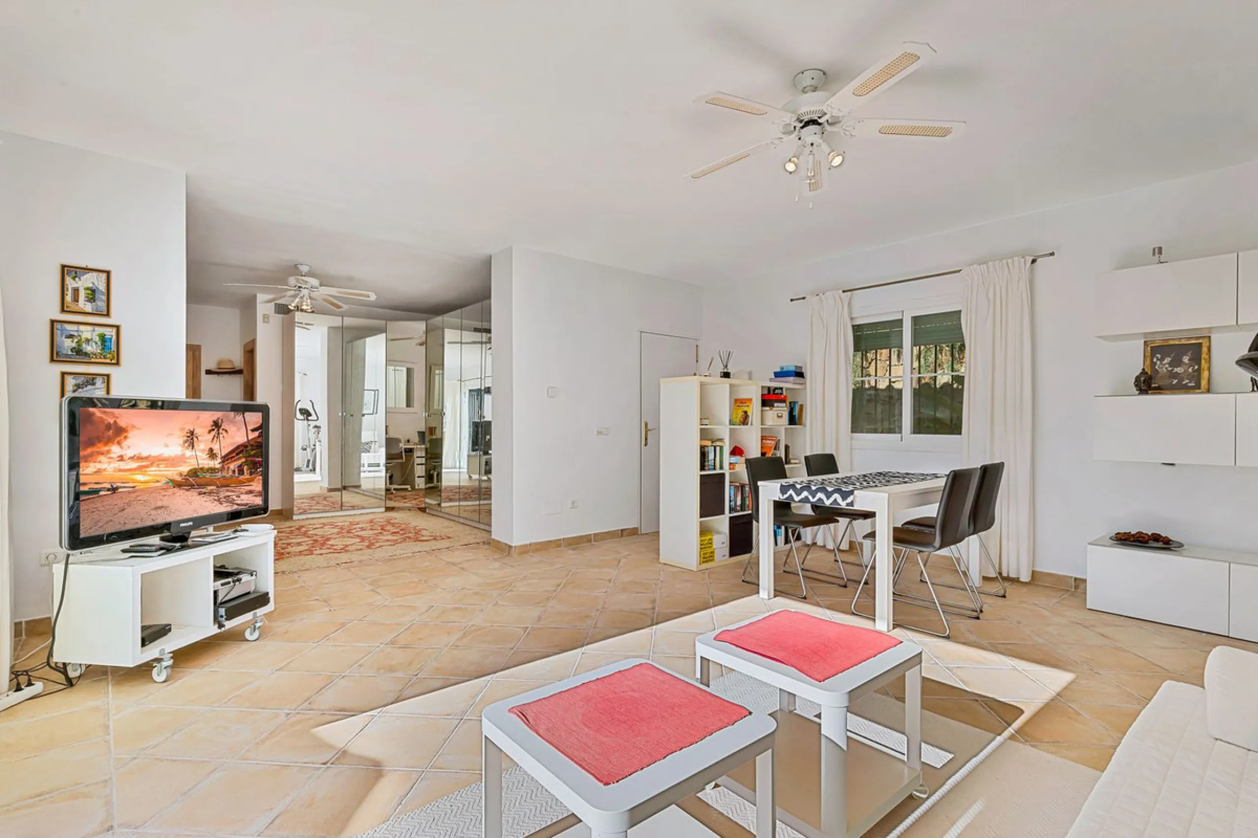 House - Detached Villa в продаже в Benahavís, Málaga. В доме 2 спален и 2 ванных комнат. Площадь дома 164 м². Площадь участка 1363 м²