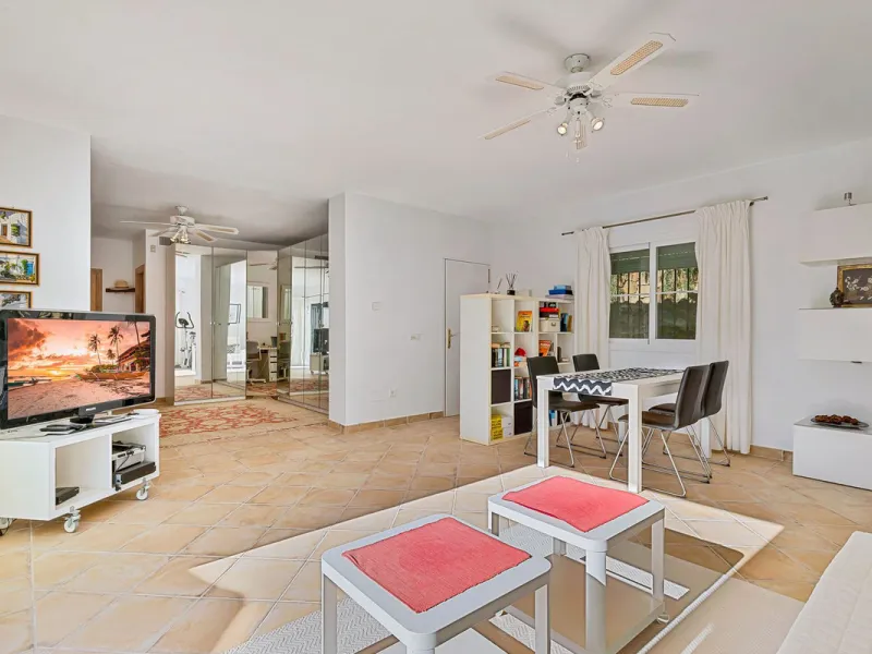 House - Detached Villa в продаже в Benahavís, Málaga. В доме 2 спален и 2 ванных комнат. Площадь дома 164 м². Площадь участка 1363 м²