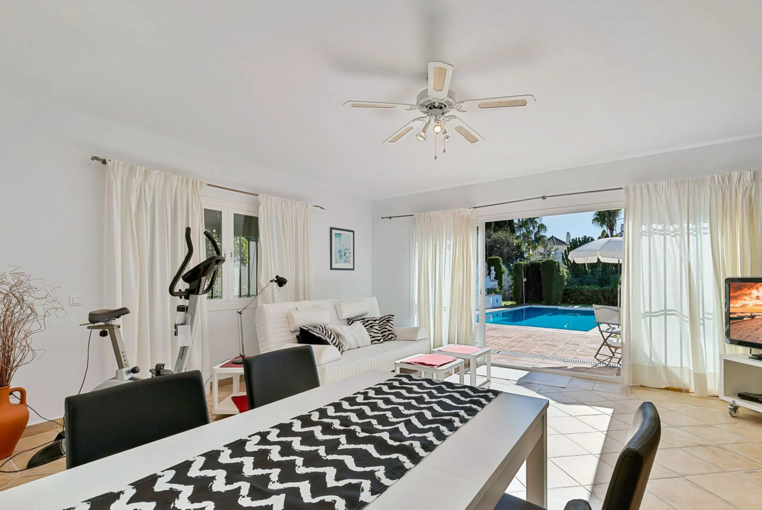 House - Detached Villa в продаже в Benahavís, Málaga. В доме 2 спален и 2 ванных комнат. Площадь дома 164 м². Площадь участка 1363 м²