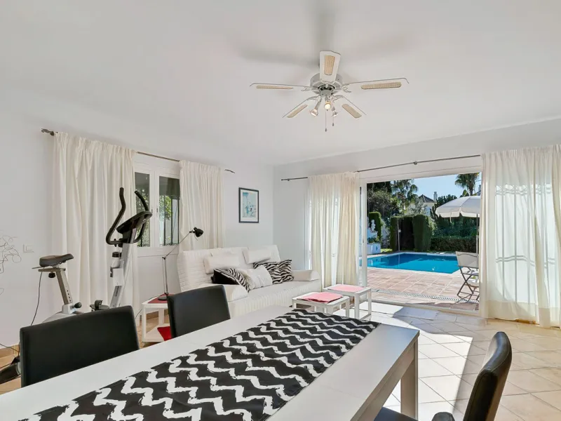 House - Detached Villa в продаже в Benahavís, Málaga. В доме 2 спален и 2 ванных комнат. Площадь дома 164 м². Площадь участка 1363 м²