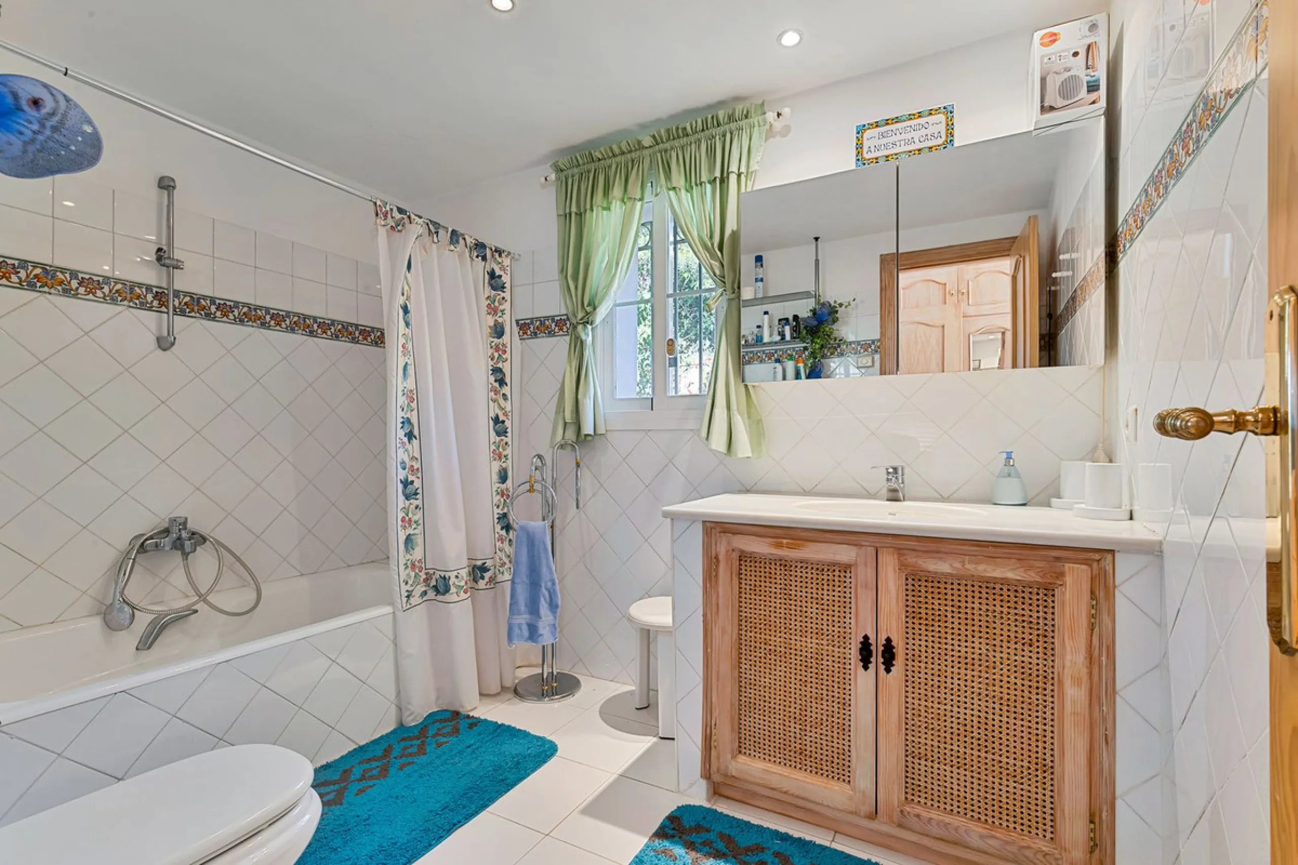 House - Detached Villa в продаже в Benahavís, Málaga. В доме 2 спален и 2 ванных комнат. Площадь дома 164 м². Площадь участка 1363 м²