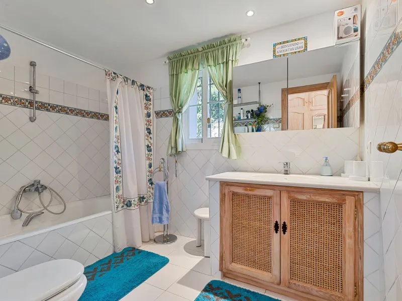 House - Detached Villa в продаже в Benahavís, Málaga. В доме 2 спален и 2 ванных комнат. Площадь дома 164 м². Площадь участка 1363 м²